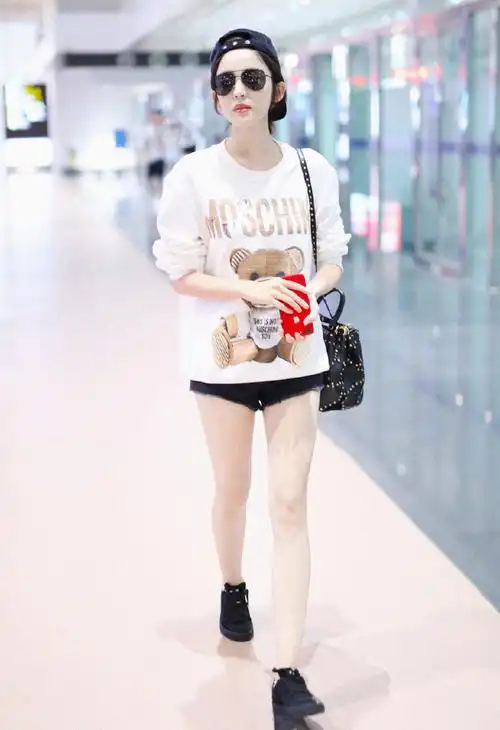 初秋也能很清新!古力娜扎卫衣潮帽配短裤,时尚讲堂要开课啦