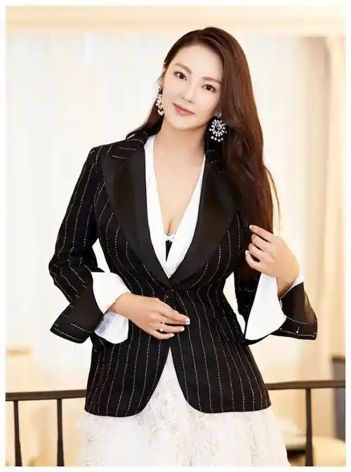 又被张雨绮惊艳到穿羽毛裙如女王降临好身材没有一点弄虚作假