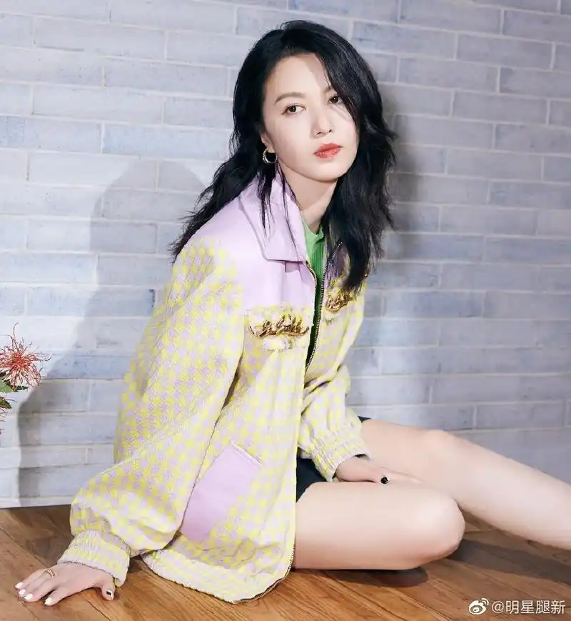 谭维维白美腿穿短靴玉