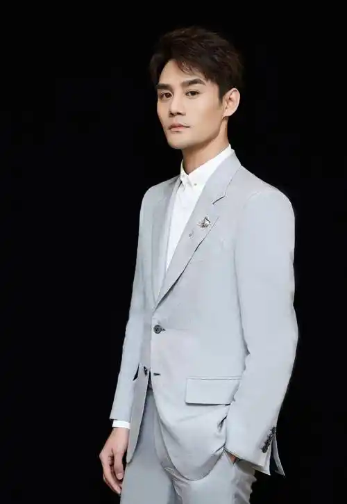 王凯新造型炸裂!穿毛腿西装,系两条领带,这样的穿搭真是前所未见