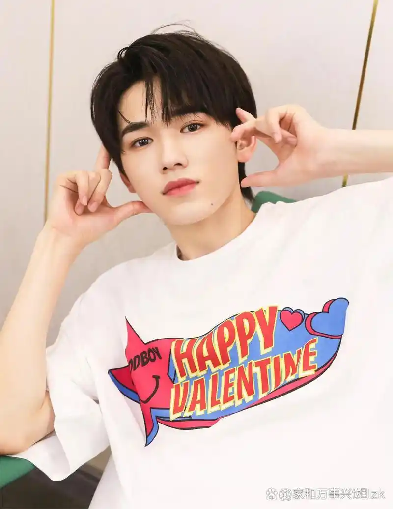 1,宋亚轩刚睡醒不想动的时候会撒娇让刘耀文背着他