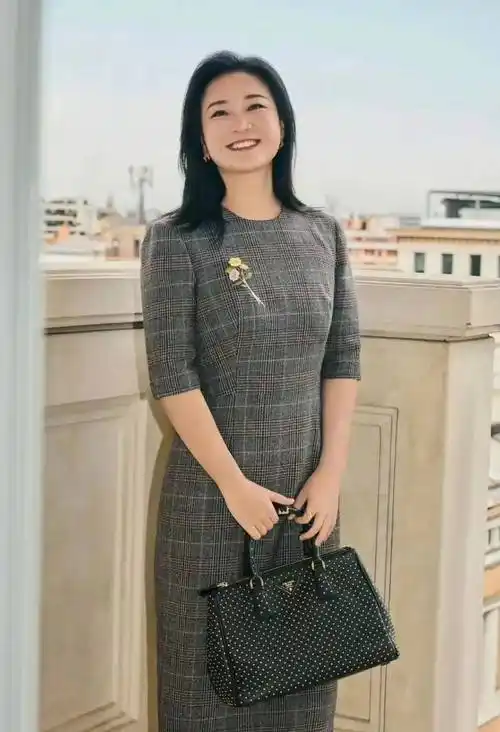 贾玲最新近照曝光!网友震惊:这才是健康的身材,瘦身期太不真实