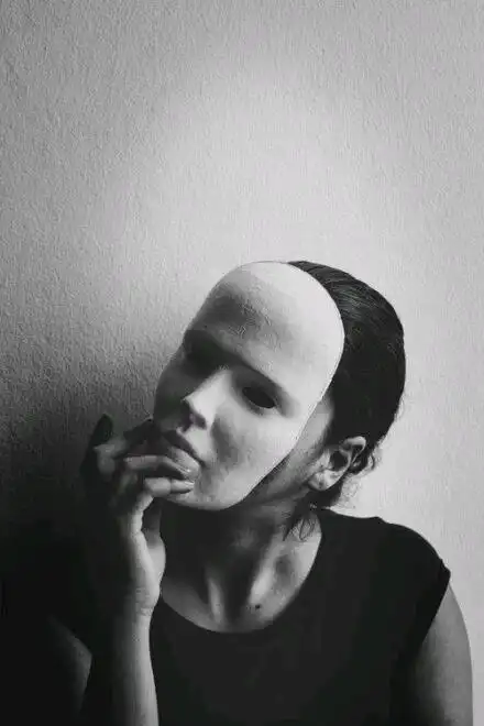 带上小丑的微笑面具,在别人的世界里,演艺着自己的悲伤