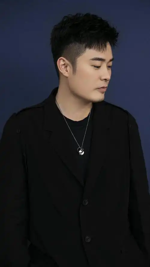 演员陈赫综艺感爆棚气氛担当来看写真照吧