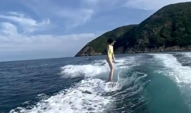 这次出镜,吴千语久违穿上了性感十足的连体泳衣,将好身材完美展现