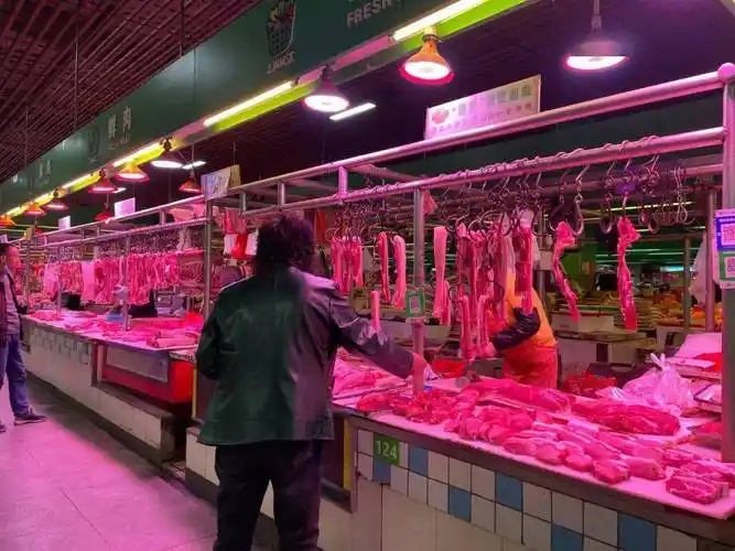 降降降猪肉10多块一斤嘉兴人抢疯了菜场实探网传180块一斤的虾在嘉兴