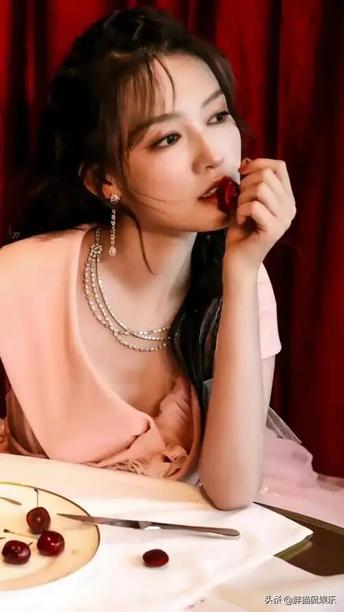 李沁一身粉色长裙化身美丽公主玩木偶的那一刻让人忍不住心动