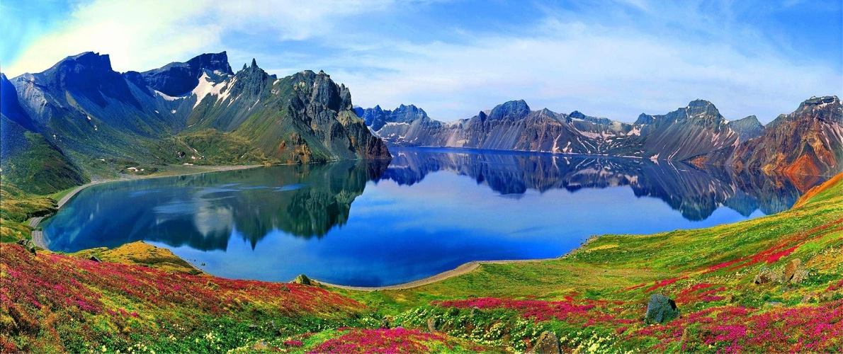 五一假期,长白山景区接待游客,营业收入分别同比增长119%,221%;万科