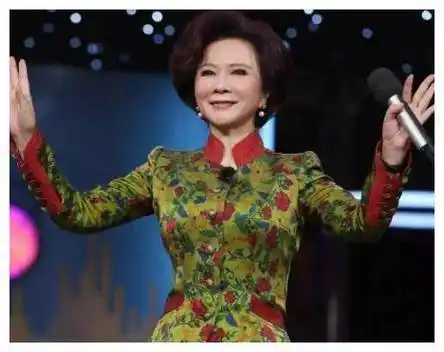 7位老戏骨退出春晚后:怼国足,卖假货,当虚拟主播,都放飞自我_宋丹丹