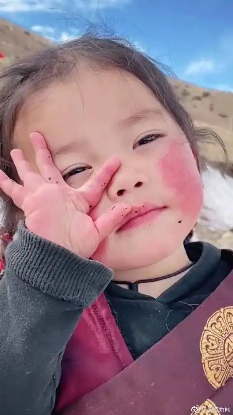 4岁甘孜小卓玛雪地微笑太治愈#】近日,一段藏族小女孩站在雪地里微笑