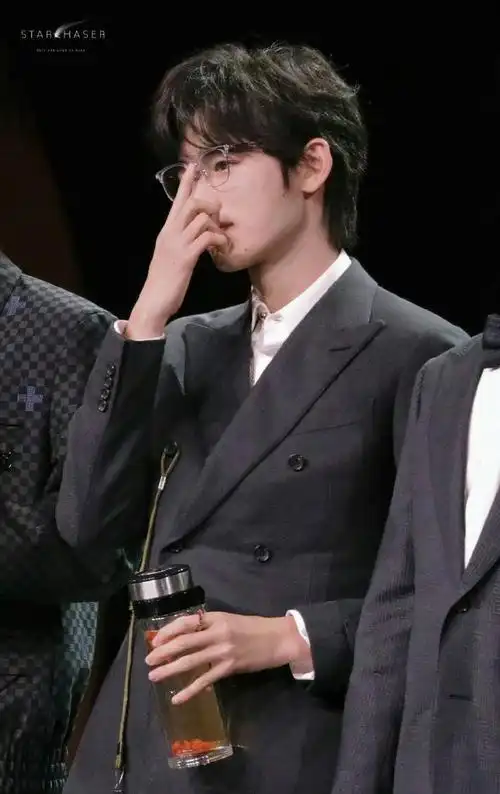 宋亚轩推眼镜#嘿嘿又被我们戴眼镜的轩哥帅到了吧0303又想起昨天