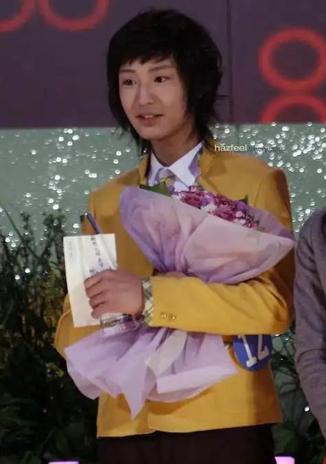 exo灿烈出道前照片曝光 被疑整容引热议