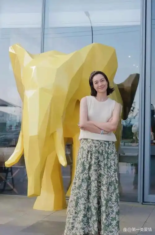 朱丹晒近照,发际线变高好显老,为周一围付出太多挺难得