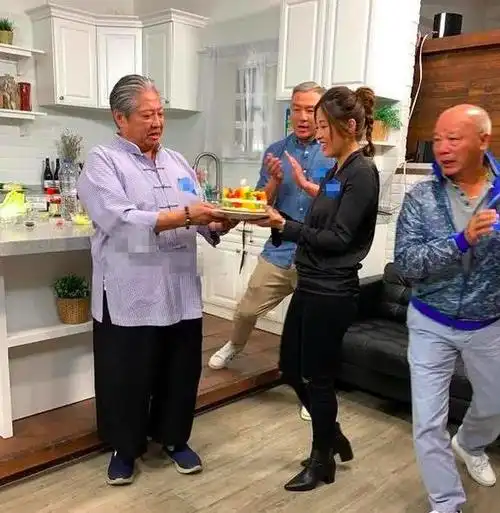 洪金宝67岁生日超低调一家人吃团圆饭拍全家福其乐融融