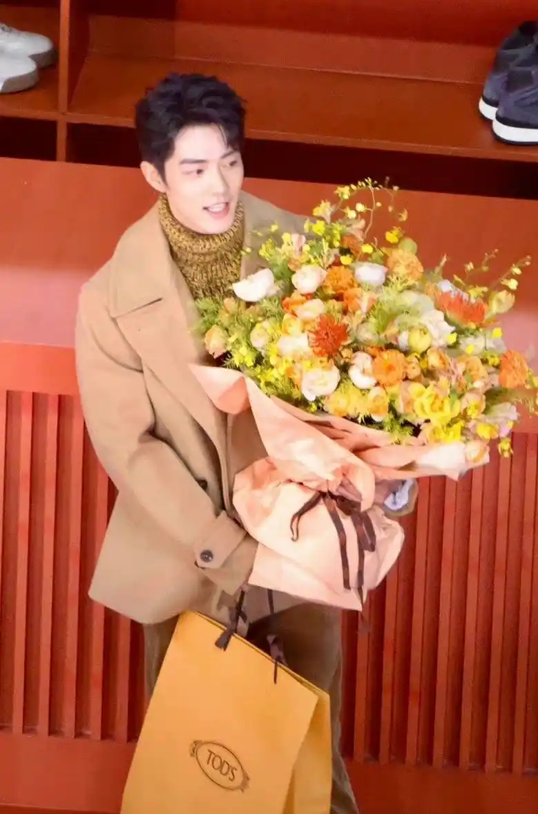 肖战手捧鲜花