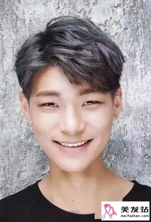 男生三七分纹理烫剪刘海发型挑染出的几种颜色,显示出男生的活力度