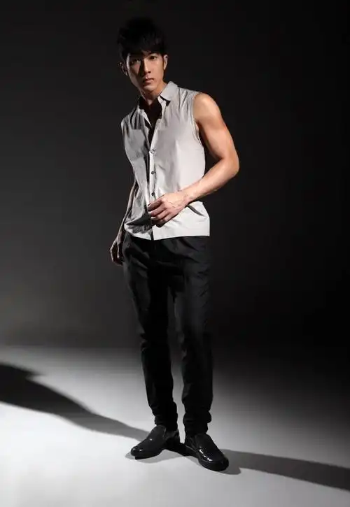 今日热门人物:吴尊|《最美的时光》吴尊妻子露面,戴着墨镜还是素颜