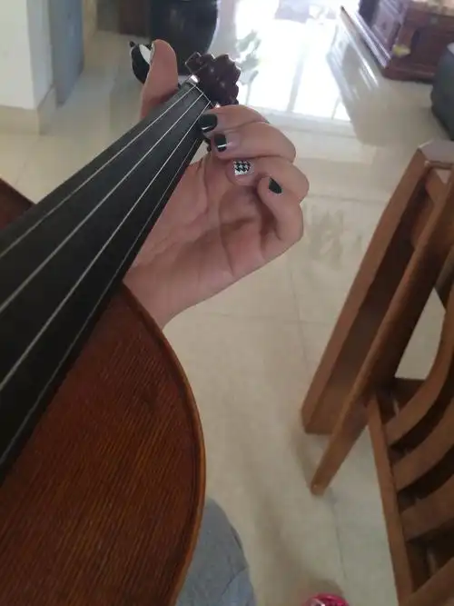 拉小提琴时左手食指指根和琴接触吗?