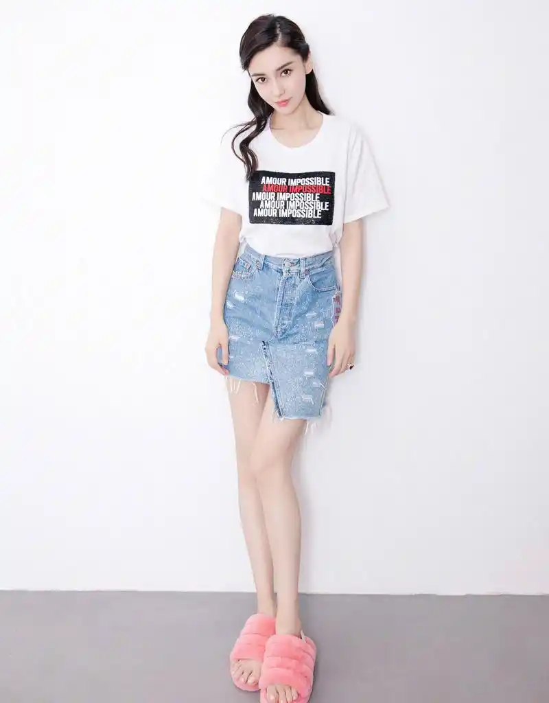 angelababy穿粉色凉鞋,搭配白色t恤和牛仔半裙尽显青春活力