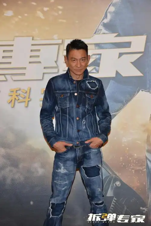 刘德华新戏杀青一身蓝色牛仔装时尚帅气黑眼圈显憔悴