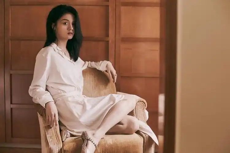 演员春夏受邀出席金投赏衬衫裙亮相尽显简约大方