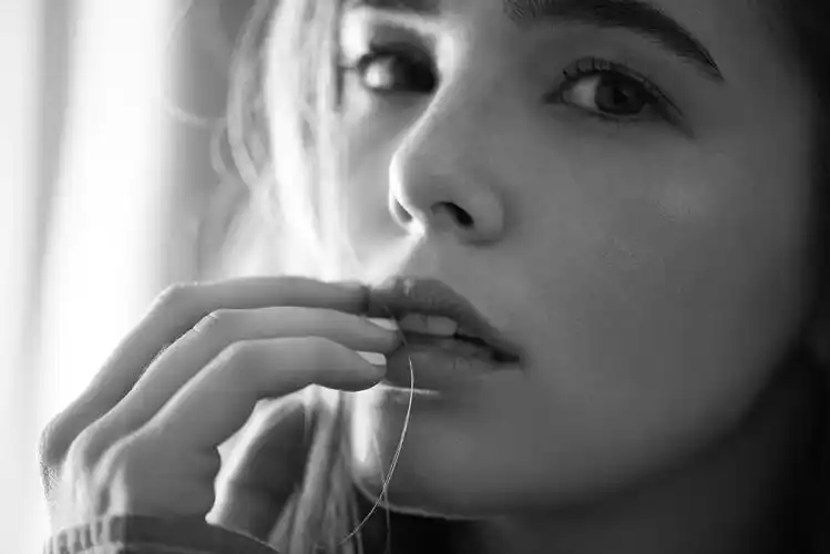 人物美女人像名人zoeydeutch手指放在嘴唇上演员艺术设计摄影特写单色