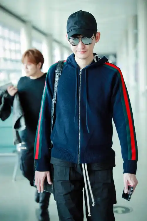 张翰##张翰日常po#上海飞北京机场照,今日份的张先森@张翰参加大学生