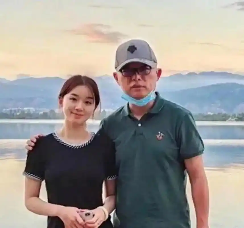 一天夜里,孟非醒来发现妻子李雪正在偷偷翻他手机,于是