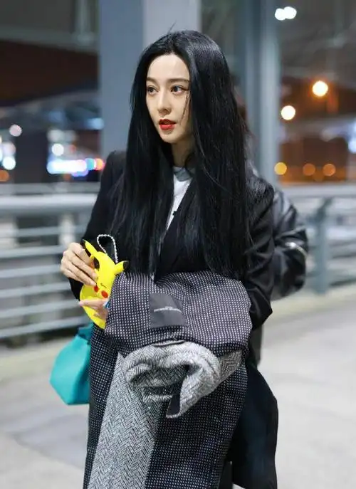 范冰冰终于恢复女王范穿西装机场街拍裤腿粗如水桶走路都带风