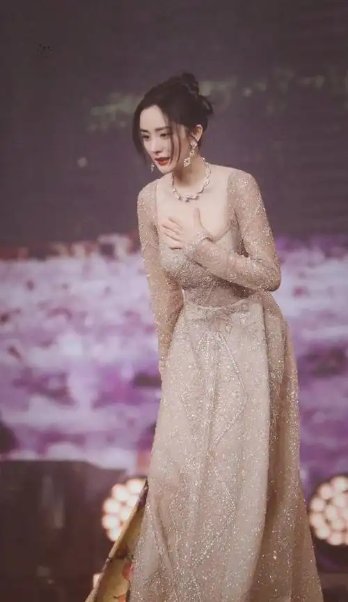 杨幂众多美艳写真大秀事业线肤白貌美大长腿太性感撩人