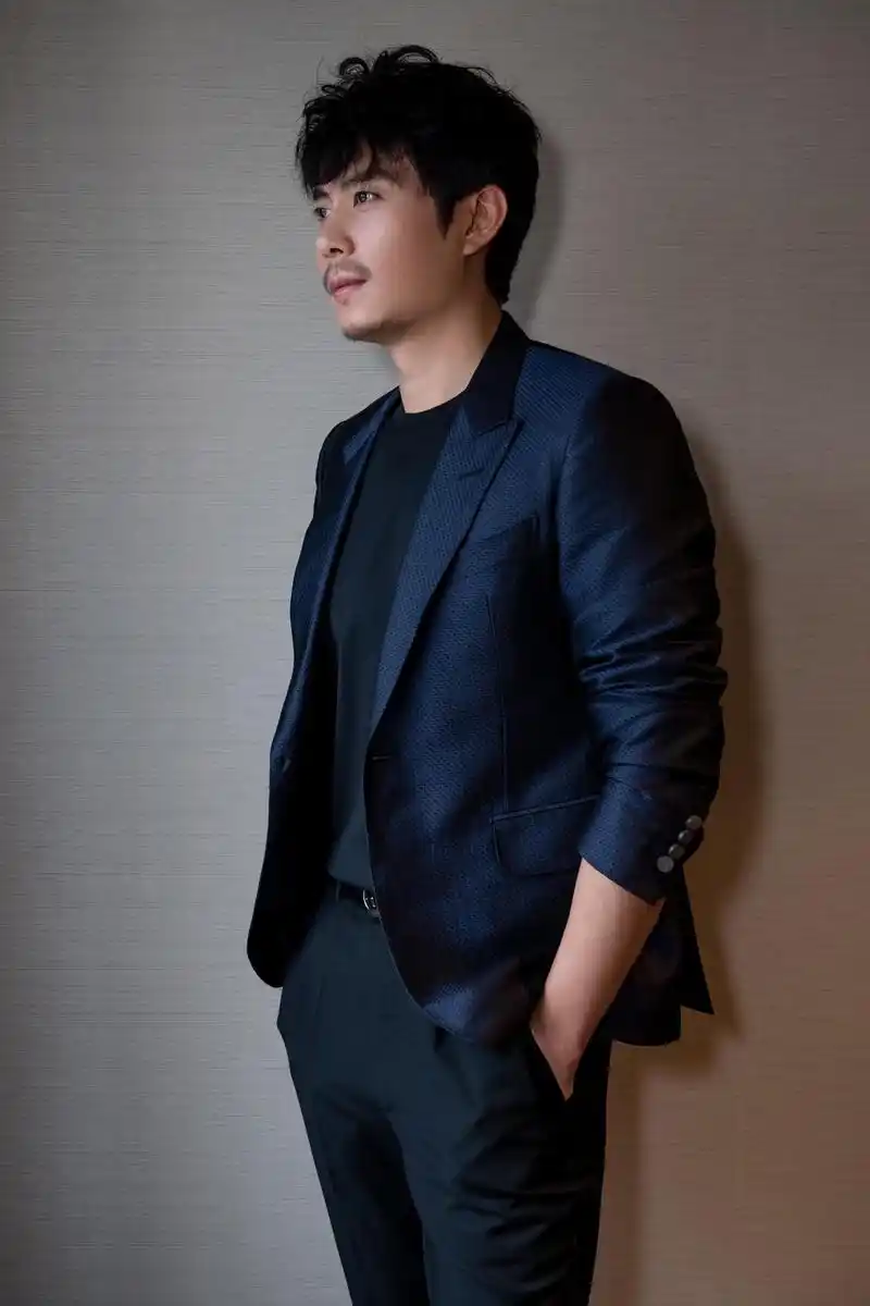 演员艾伦allen亮相国际华语电影节 蓝色丝绒西装优雅绅士_高清图集