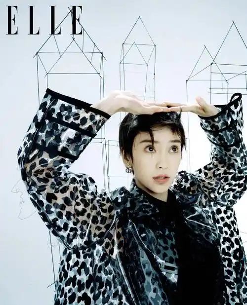 杨颖短发造型太抢眼,看着像个活泼的小男孩,看不出都是孩子妈了_裙子