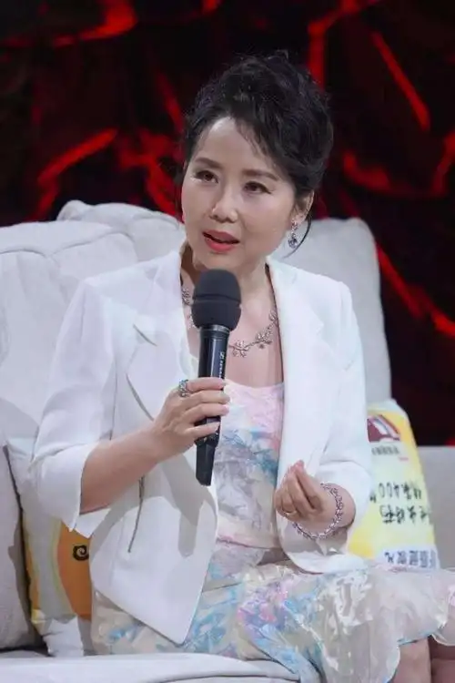 歌唱家胡月嫁陆剑民为爱放弃事业造假病历骗父亲