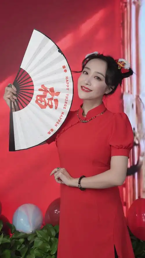 左岩新年贺岁图曝光 旗袍红装明媚国风|左岩|贺岁|旗袍_新浪新闻