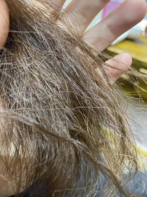 一天经历两年的烫染量以及发质受损之后染什么颜色会显得发质好一点