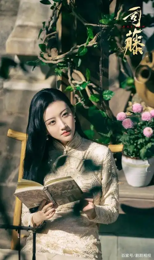 司藤旗袍造型多变,在戏里是清冷孤傲的性子