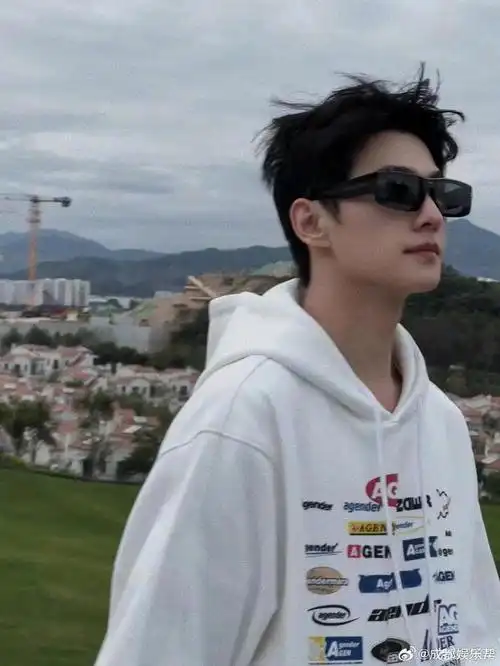杨洋晒出了一组最新照片,墨镜,卫衣,男大crush上线,再线捞人|杨洋