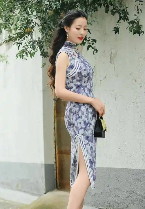 原创年过40岁的女人今夏建议穿旗袍通勤优雅有气质