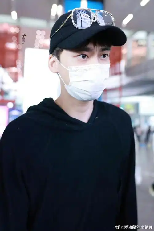 李易峰是要回归了吗他没殉之前的机场照有近6000转的吗好多人啊