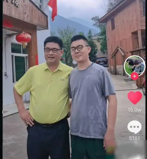 郭威也有调皮的一面和舅舅一起出游做出撒娇卖萌举动