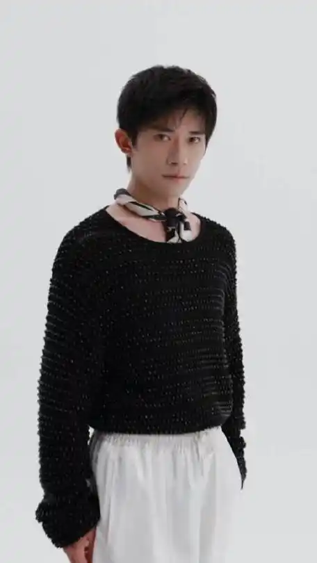 松弛感满满,千玺时尚表现力好强追星阿姨李纳尼的微博视频