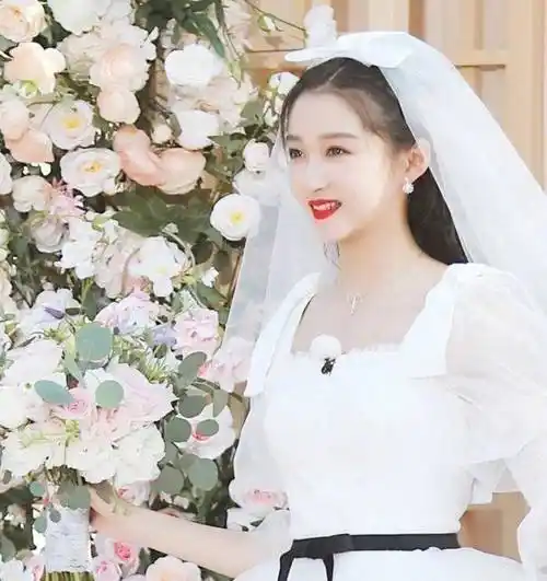 《奔跑吧》关晓彤杨颖同穿婚纱,输了颜值却赢了腿,是心动的感觉_节目