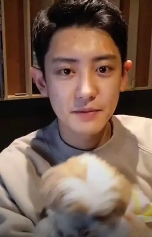 朴灿烈退伍首直播,大眼睛帅哥 ,状态超级好的!__财经头条