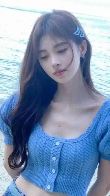 鞠婧祎蓝色露腰短上衣