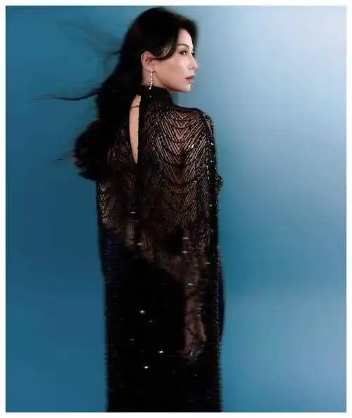 刘涛穿上黑色蕾丝礼服,犹如现代女神般的魅力,尽显高贵迷人.