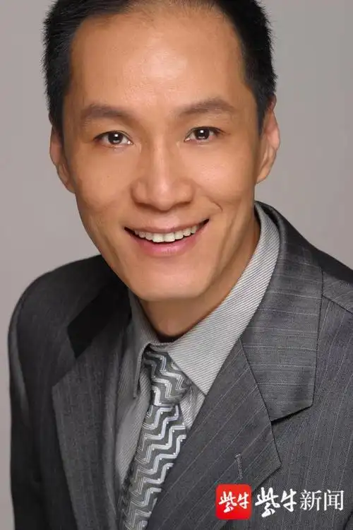 北京人民艺术剧院出品的话剧《杜甫》举办媒体见面会,时年60岁的