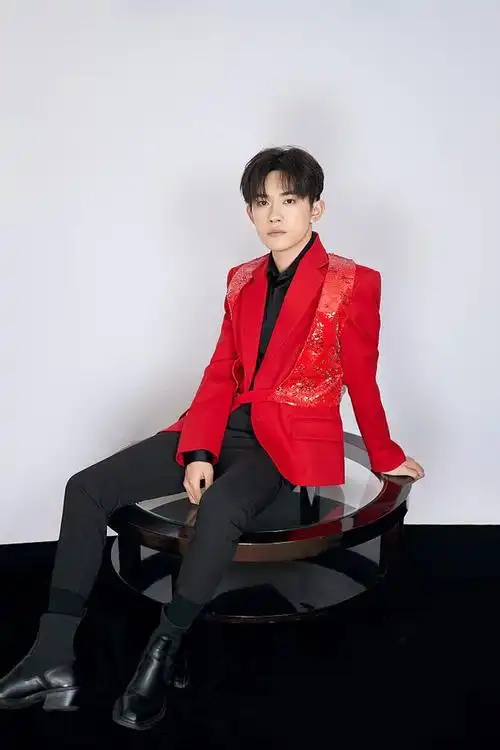 易烊千玺晚会红色亮片西装突显俊逸少年气质