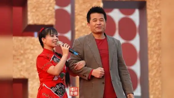 王二妮和毕福剑深情演唱《爱是你我》歌声令人陶醉