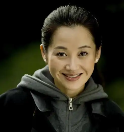 54岁许晴活动生图曝光!皮肤白皙满脸皱纹似大妈,脸部僵硬似假人|妆容|