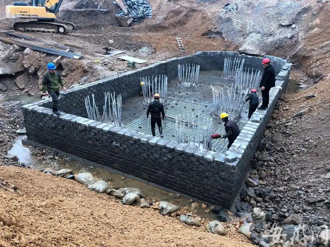 黄山市屯溪镇海桥修缮工程开始承台施工
